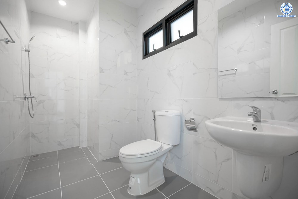 บ้านมือสองตกแต่งใหม่ โครงการ ดิเอมเมอรัลด์การ์เด้น ทวีวัฒนา เนื้อที่ 80 ตร.ว. ฟังก์ชัน 4 ห้องนอน 3 ห้องน้ำ จอดรถได้ 2 คัน บนทำเลศักยภาพเชื่อมต่อหลายเส้นทาง ทั้ง ถนนทวีวัฒนา, ถนนพุทธมณฑลสาย4, ถนนบรมราชชนนี ใกล้เซ็นทรัลปิ่นเกล้า และมหาวิทยาลัยมหิดล